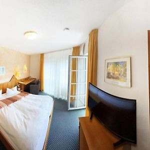 Zimmer mit Kingsize-Bett